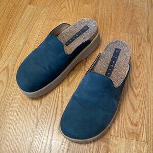 Reef Vista Skye clogs in charcoal grey color